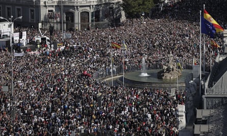 Manifestantes en la Plaza de Cibeles de Madrid