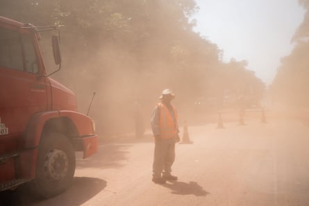Dusty roadworks in Rorainópolis on the BR-174 highway