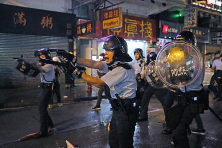 پلیس پس از رویارویی با تظاهرکنندگان در جریان تظاهرات 2019 در هنگ کنگ، اسلحه های خود را بیرون می کشد.