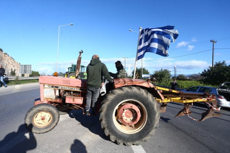 Farmers block the Chalkida Bridge with tractors demanding government support and relief measures as rising production costs and low prices continue to put pressure on the agricultural sector.
