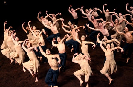 Le Sacre du printemps du Tanztheater Wuppertal de Pina Bausch au Sadler's Wells, Londres en 2008.