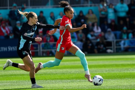 Kansas City Current midfielder Croix Bethune (right) is chased by Gotham FC forward Esther González