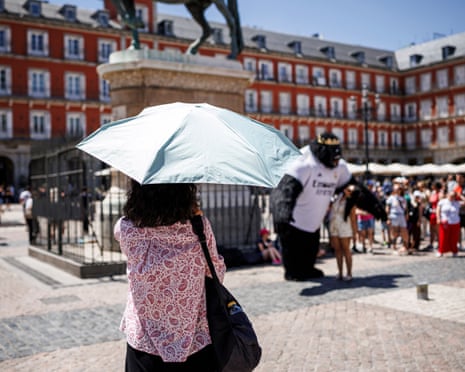 Are we just going to ignore the fact that there’s a giant King Kong wearing a Real Madrid shirt in the background?