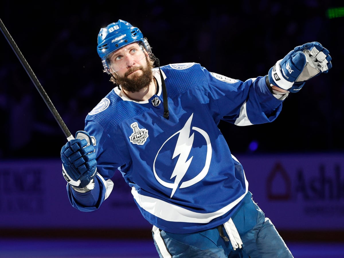 Lightning win home opener, Stamkos leads way with 3 points
