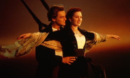 TitanicLeonardo Dicaprio,Kate Winslet Personaje(s): Jack Dawson,Rose DeWitt Bukater Película: Titanic Director: James Cameron 01 de noviembre de 1997 20th Century Fox Image Ref: REIS_4794 **Advertencia** Esta fotografía es solo para uso editorial y es propiedad intelectual de 20th Century Fox y/o el fotógrafo asignado por la película o la productora y solo pueden ser reproducidos por publicaciones en conjunto con la promoción de la película anterior.  Se requiere un crédito obligatorio para 20th Century Fox.  El fotógrafo también debe ser acreditado cuando se conoce.  No se puede otorgar ningún uso comercial sin la autorización por escrito de la compañía cinematográfica.