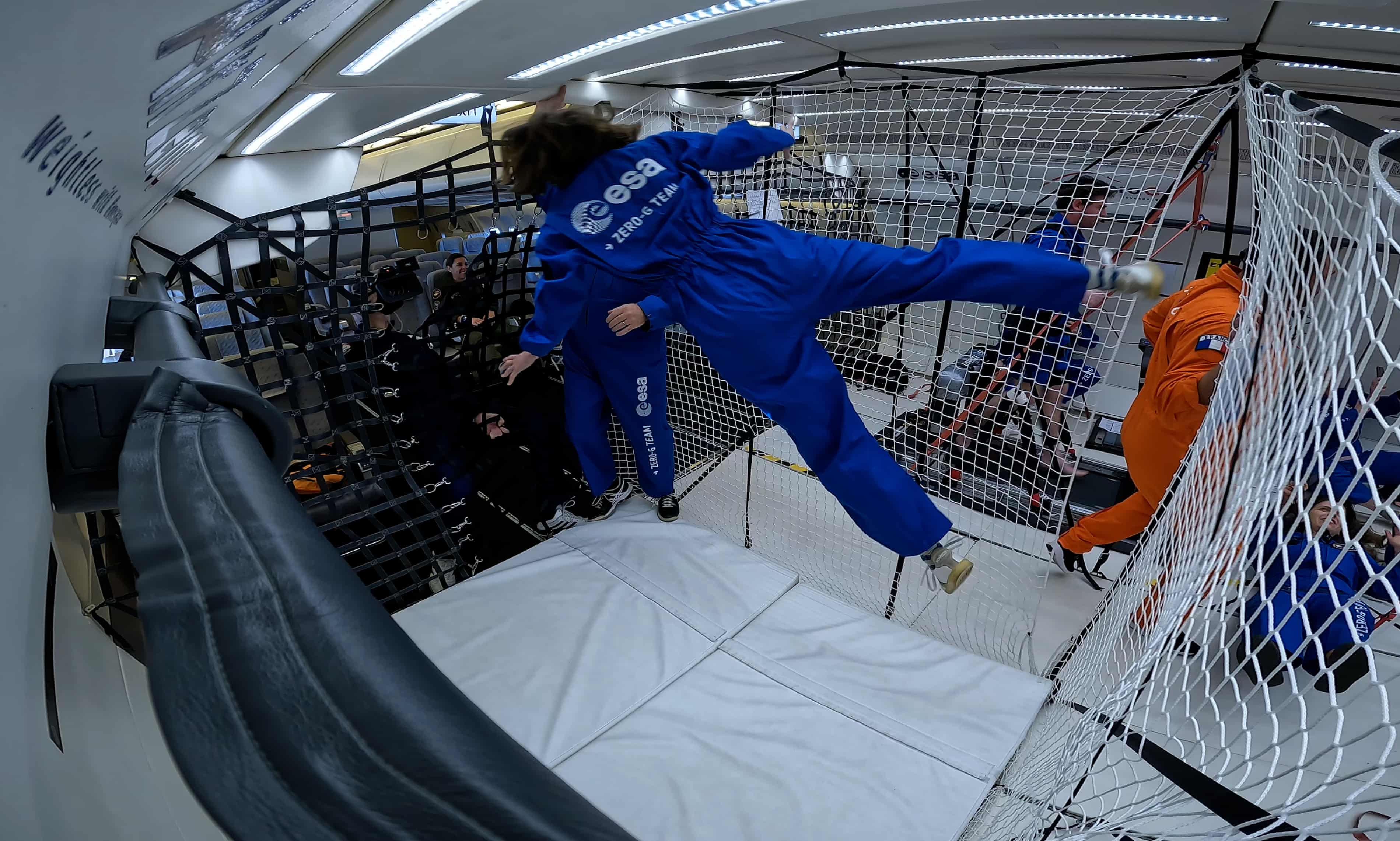 Astronaut Esa experimentând gravitația zero în zborul parabolic | sursa foto: The Guardian Astronaut Esa experimentând gravitația zero în zborul parabolic | sursa foto: The Guardian