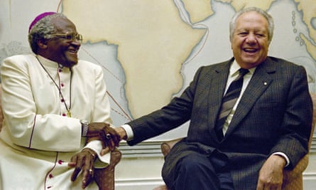 Mário Soares with Archbishop Desmond Tutu in Cape Town, South Africa.