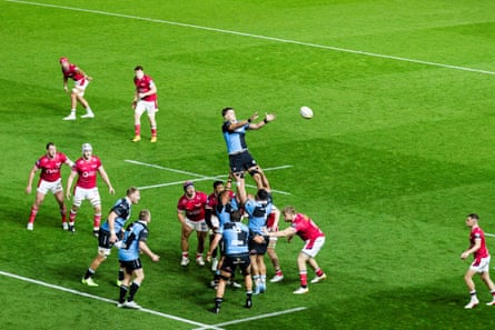 Cardiff win the ball from a lineout against Scarlets