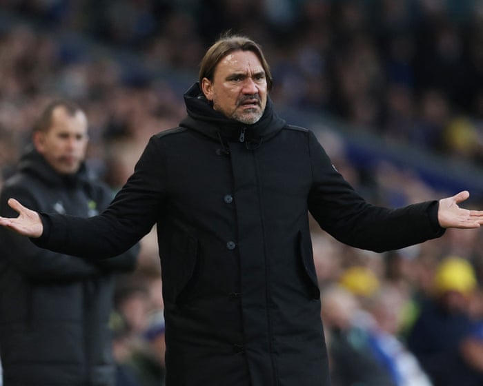 Daniel Farke happy to take flak for players as Leeds slump piles on pressure