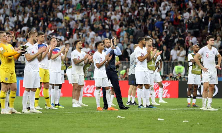 Gareth Southgate und seine Spieler jubeln den Fans zu, nachdem sie das WM-Halbfinale 2018 gegen Kroatien verloren haben