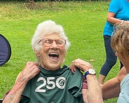 Câmaras sorrindo e segurando sua camiseta 250