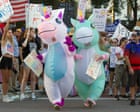 I costumi gonfiabili diventano simbolo delle proteste anti-Trump: cosa significano realmente?