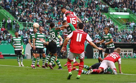 William Saliba asciende para llevar al equipo del Arsenal en cabeza.