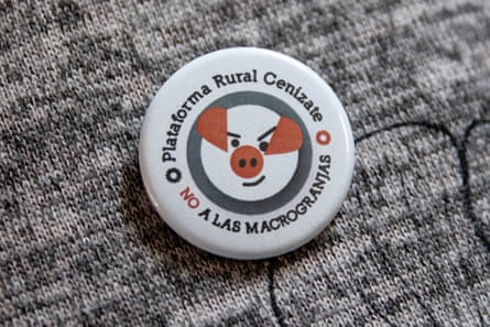 A badge with a cartoon of a pig which says: ‘No more Macro Pig Farms’ in Spanish