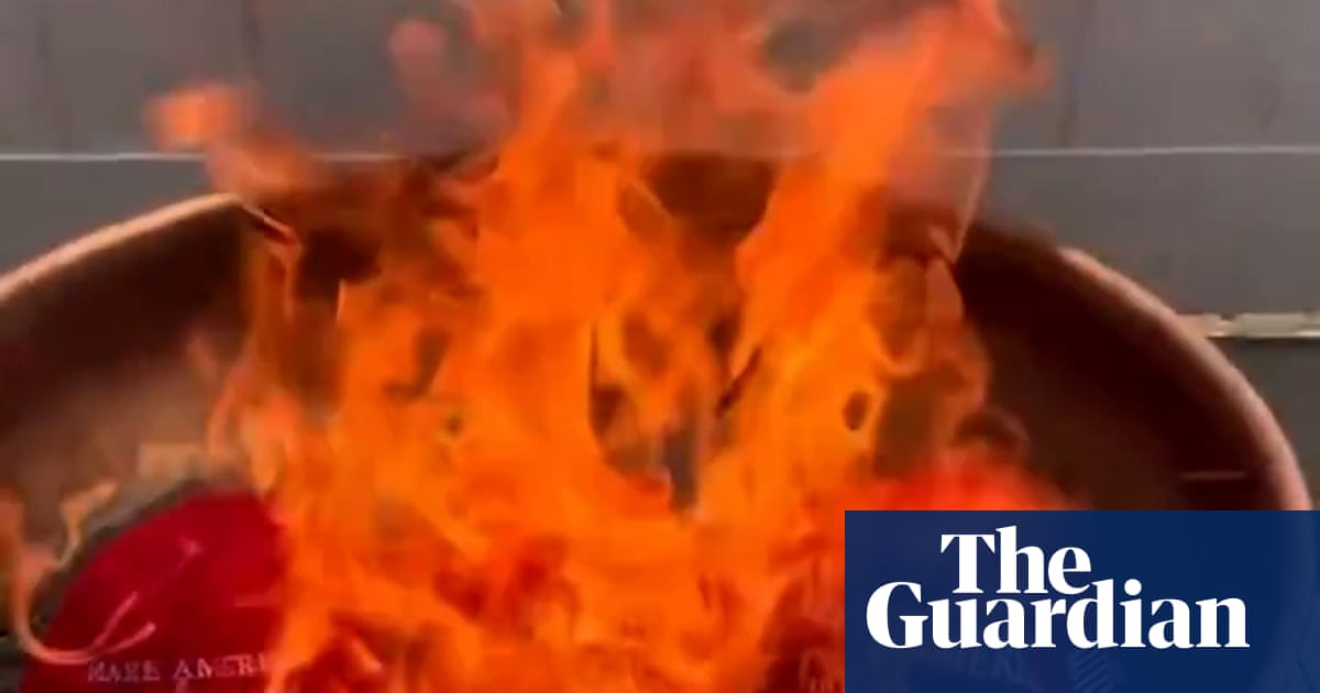 ट्रम्प समर्थकांनी मॅगा हॅट्स बर्न केल्यावर त्यांनी एपस्टाईन फाईल्स फाइल्स ‘होक्स’ म्हणून फाइल्स | जेफ्री एपस्टाईन ट्रम्प समर्थकांनी मॅगा हॅट्स बर्न केल्यावर त्यांनी एपस्टाईन फाईल्स फाइल्स ‘होक्स’ म्हणून फाइल्स | जेफ्री एपस्टाईन