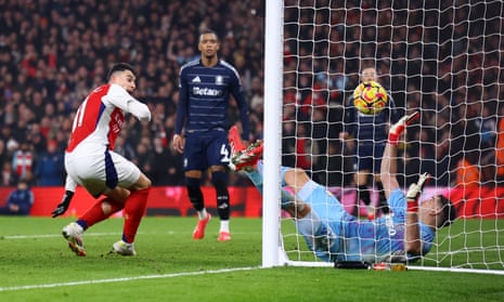 لحظات بازی صحنه ای از بازی آرسنال و استون ویلا