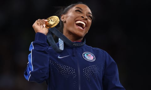 Simone Biles with her gold medal