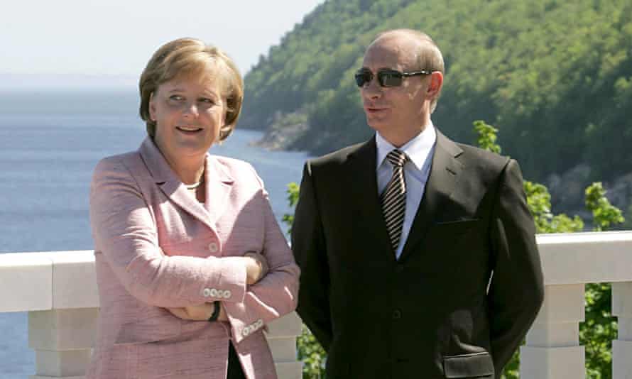 « Fire sur les questions de principe » … Merkel avec Vladimir Poutine lors du sommet UE-Russie de 2007 à Samara, où elle a poussé le dirigeant russe à réparer un oléoduc vital.