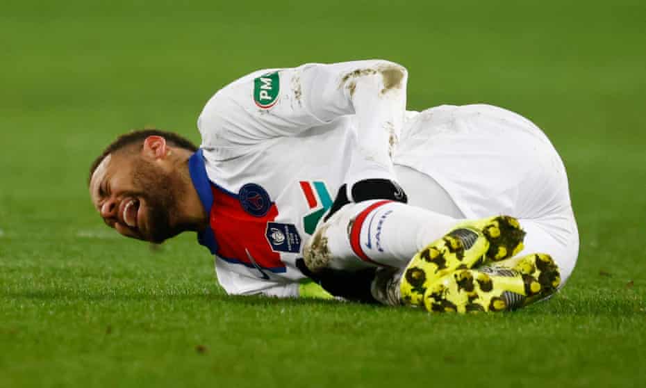 Neymar reacts after a strong tackle from Caen’s Steeve Yago.
