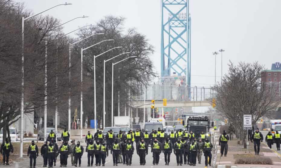 Police Start Clearing Detroit Bridge Blockade Police Start Clearing Detroit Bridge Blockade