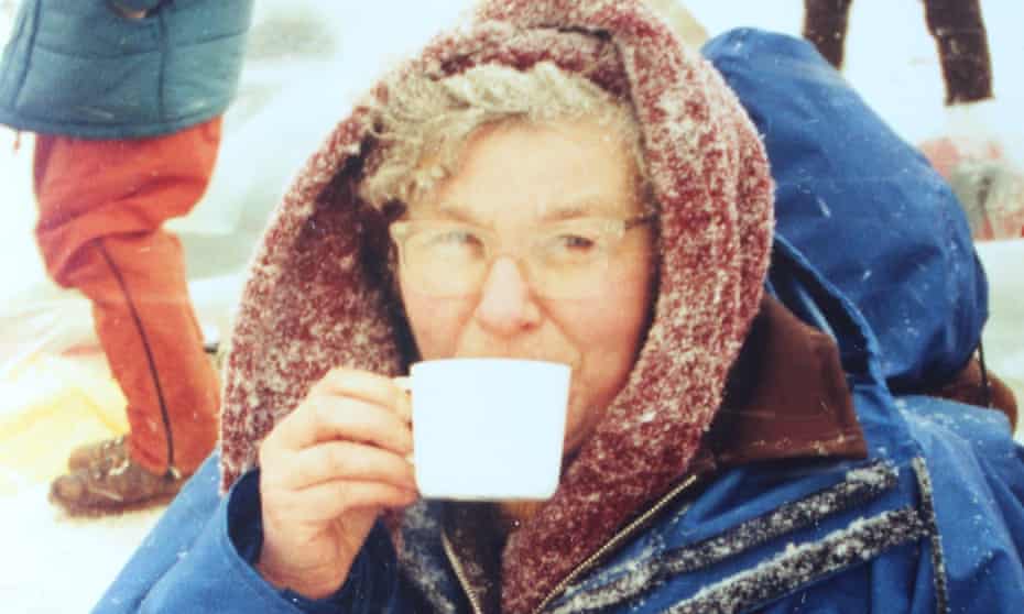 Mona Warren at the CND camp at RAF Molesworth, Cambridgeshire, in 1986. The photo was reproduced on the cover of the Stevenage CND newsletter, captioned: ‘People Do the Weirdest Things for World Peace’
