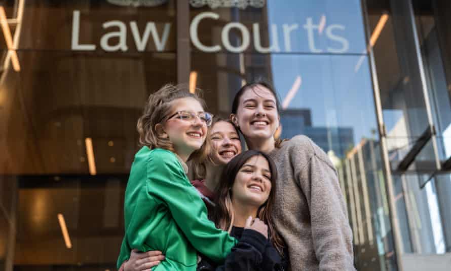 Ava Princi, Liv Heaton, Izzy Raj-Seppings e Laura Kirwin se abraçam do lado de fora do tribunal federal da Austrália em Sydney.  Oito jovens australianos e uma freira buscaram uma liminar em setembro de 2020 para impedir que a ministra do Meio Ambiente, Sussan Ley, finalmente aprovasse o projeto de extensão da mina de carvão de Vickery no nordeste de Nova Gales do Sul.