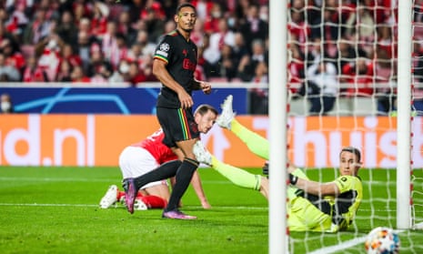 Sébastien Haller gives Ajax the lead against Benfica in the Champions League round of 16.