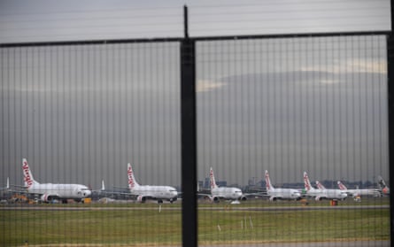 Boeing 737-800 de Virgin Australia stationné sur l'une des trois pistes de l'aéroport Kingsford Smith de Sydney le 30 avril 2020 à Sydney, Australie.  Lorsque l'aéroport de Sydney a temporairement fermé la piste est-ouest pour faire de la place pour stocker les avions cloués au sol en raison de la pandémie mondiale de COVID-19. 