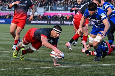 Juan Martín González dives over to score an early try for Saracens