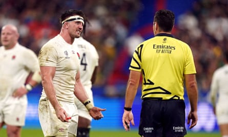 England’s Tom Curry speaks to Ben O’Keeffe after the incident that led to his allegation