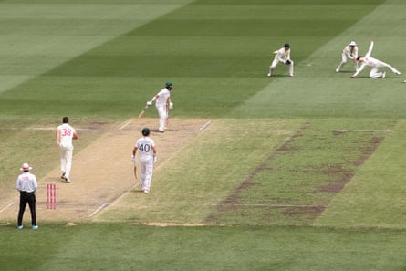 Steve Smith tombe dans une tentative d'attraper Dean Elgar du bowling de Josh Hazlewood.
