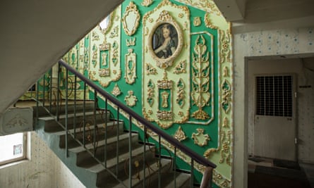 Plaster mouldings and paintings in the stairwell