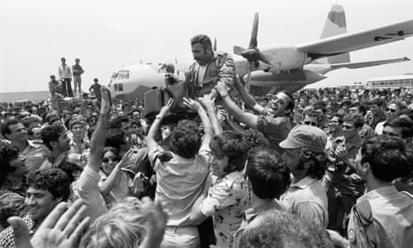 A crowd celebrates the return of the rescue planes to Israel after the hijack at Entebbe