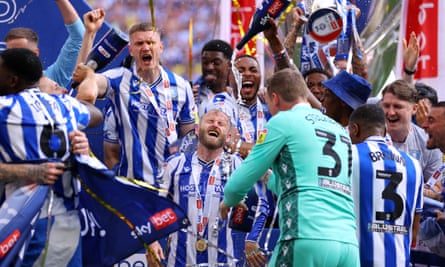 Célébrations de Barry Bannan avec ses coéquipiers de Sheffield Wednesday