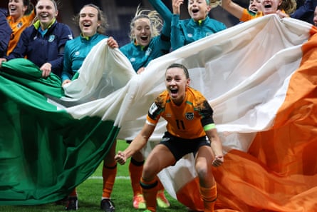 Katie McCabe encabeza las celebraciones irlandesas tras su victoria en Escocia.