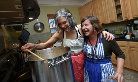 Communal HousingSarah Cabell (L) and Kailey-Jean Clark (R) cook together at Euclid Manor, a 6,200 sqft co-living house with 11 roommates in Oakland, California on March 13, 2016. The commune’s residents maintain a theme of social impact, creativity and positive change.