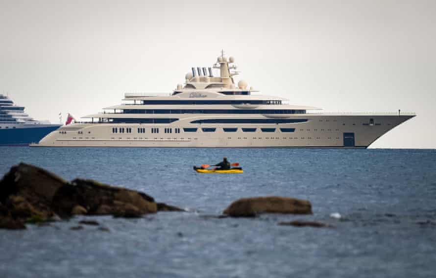 Dilbar, në pronësi të miliarderit rus Alisher Usmanov, në gjirin Weymouth në MB në 2020.