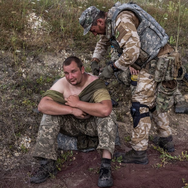Bison brinda primeros auxilios a un soldado que había sido alcanzado por un casquillo de bala caliente durante una práctica de tiro.