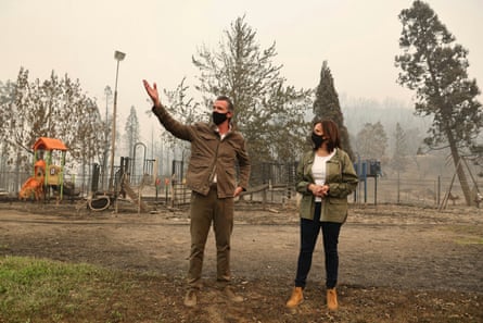 Gavin Newsom and Senator Kamala Harris, the Democratic vice-presidential nominee, at the site of the Creek Fire in Auberry, California, this week.