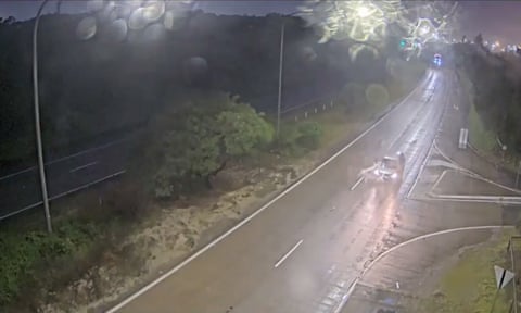 一辆银色丰田 Avensis 停在 Botany 的 Foreshore Road 北侧,监控录像显示