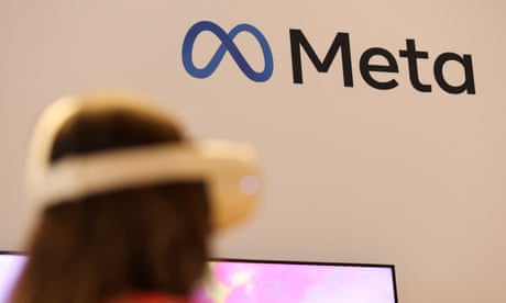 Một người sử dụng tai nghe thực tế ảo trước logo Meta
