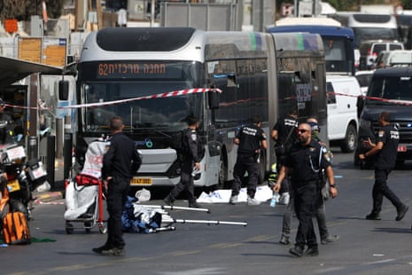 يعمل ضباط الشرطة الإسرائيليين في مكان الحادث حيث وقع هجوم مشتبه به في القدس.