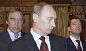 Une photo d'archive datée de 2009 montre Roldugin, Poutine et Dmitry Medvedev.