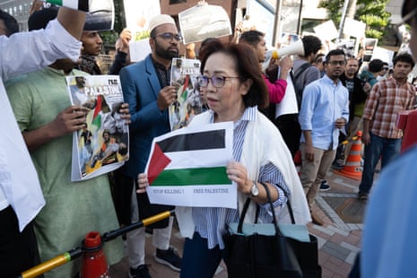 Μέλη της ισλαμικής κοινότητας στην Ιαπωνία και Ιάπωνες υποστηρικτές διαμαρτύρονται έξω από την ισραηλινή πρεσβεία σε ένδειξη αλληλεγγύης προς την Παλαιστίνη και κατά του Ισραήλ για την έναρξη του πολέμου στη Λωρίδα της Γάζας μετά την επίθεση της μαχητικής οργάνωσης Χαμάς στο Ισραήλ. Ράλι Αλληλεγγύης Παλαιστίνης Τόκιο, Ιαπωνία - 13 Οκτωβρίου 2023