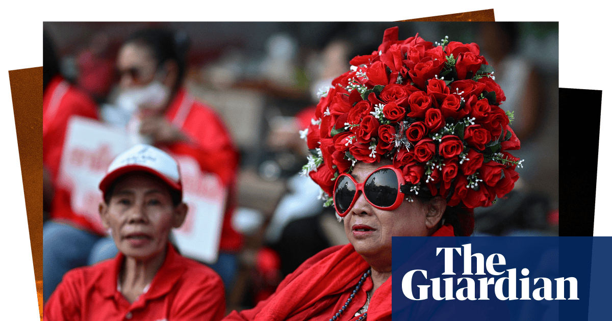 Religious icons and rickshaws in the rain: photos of the day – Monday