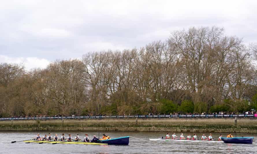 Oxford and Cambridge line up to start the 76th Women’s Boat Race.