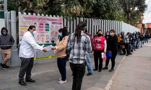 Las personas que sospechan que tienen Covid-19 hacen fila para un segundo control en la clínica de Tijuana, México, el lunes.