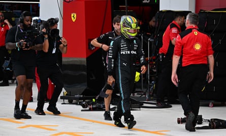 Lewis Hamilton camina hacia el pesaje con el casco puesto después de no poder llegar a la Q3