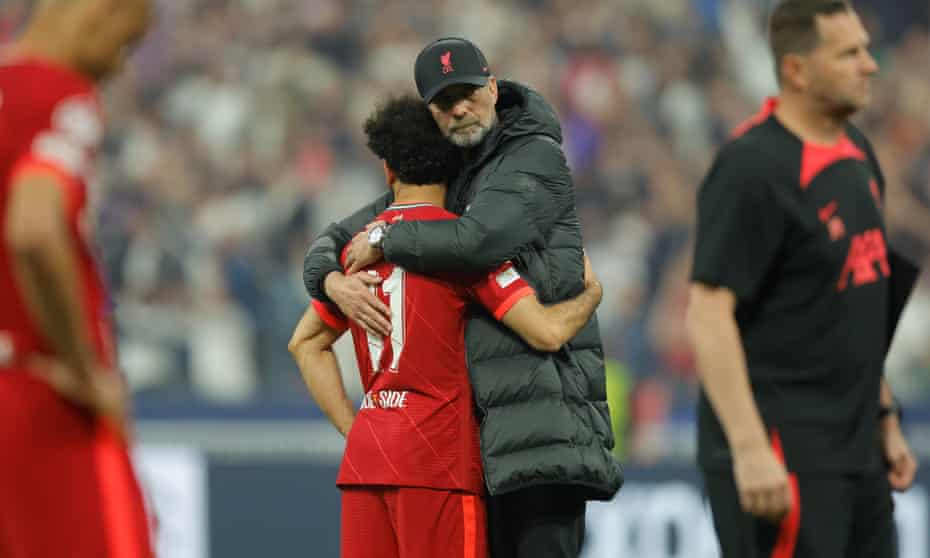 Jürgen Klopp consoles Mohamed Salah after their defeat.