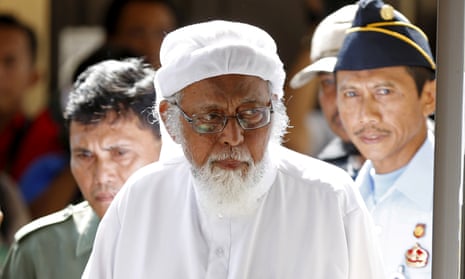 Indonesian radical Muslim cleric Abu Bakar Bashir enters a courtroom in 2016